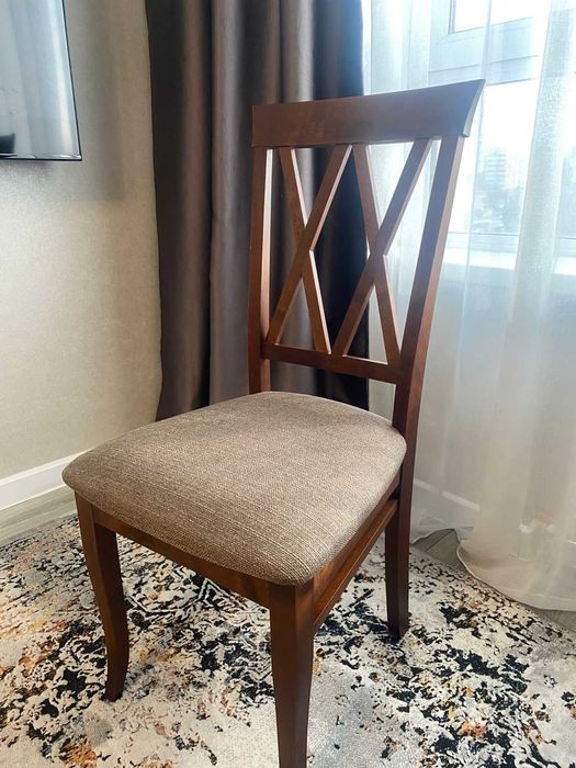 Обеденный стол и стулья