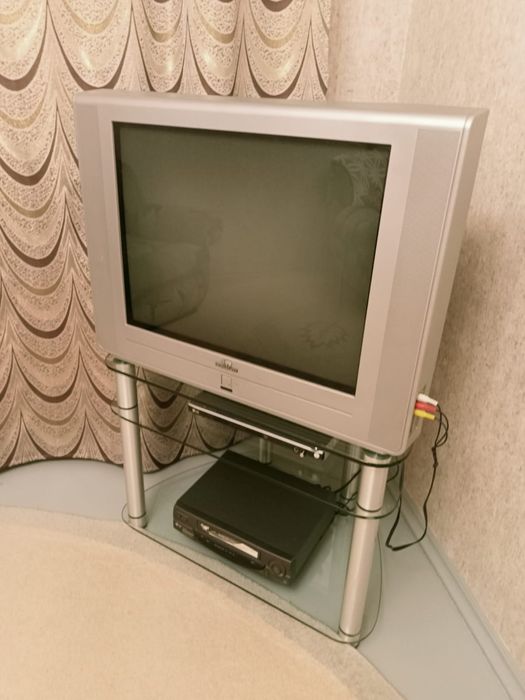 Продается телевизор и тумбочка