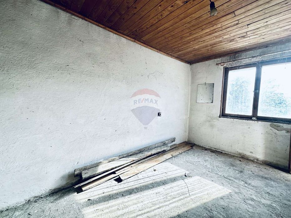 Двуетажна къща с двор и гараж за продажба, гр. Балчик, Я.И.