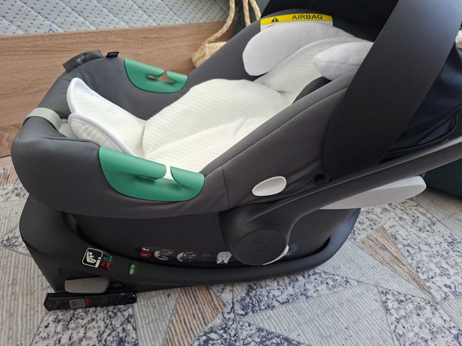 Столче за кола Cybex Aton B2 с основа Isofix в много добре състояние
