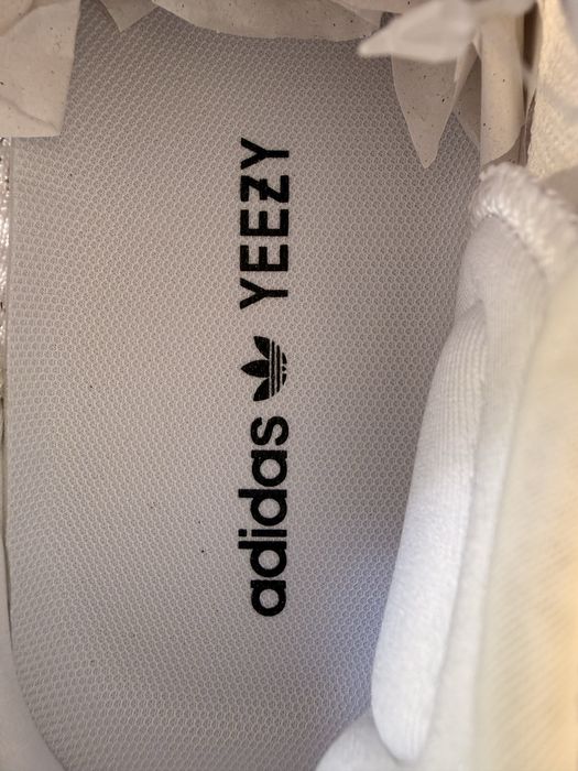 Yeezy 350 noi cu etichete