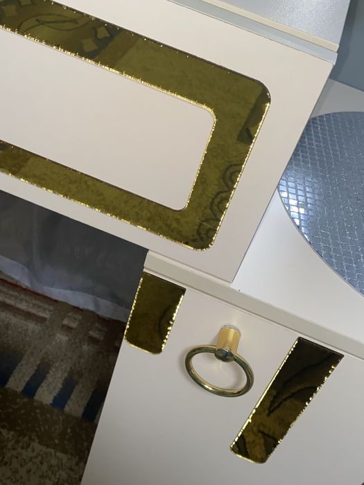 Продам комод туалетный столик очень красивый