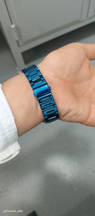 Soat qoʻl uchun zamonaviy koʻk rangda