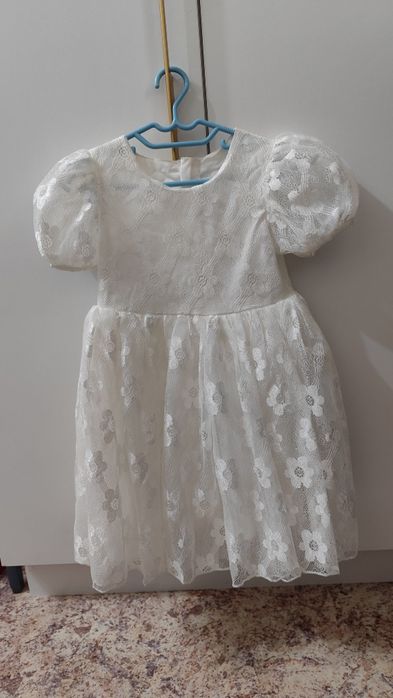 Продам белое платье на 4 года