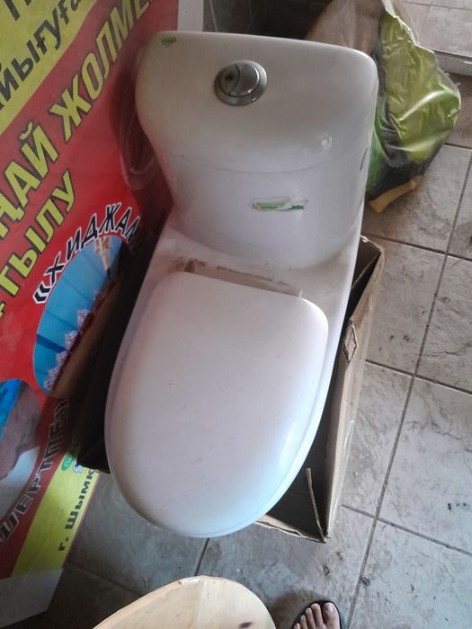 Умывальник с туалетный унитазом  и тюннер продается