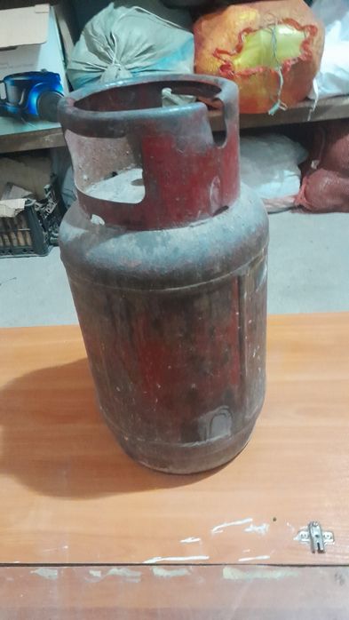 Газ балон красный