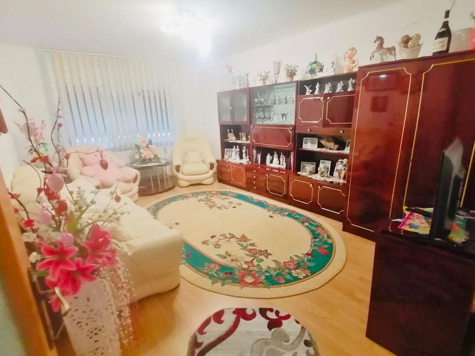 Vând apartament 3 camere oras Siret