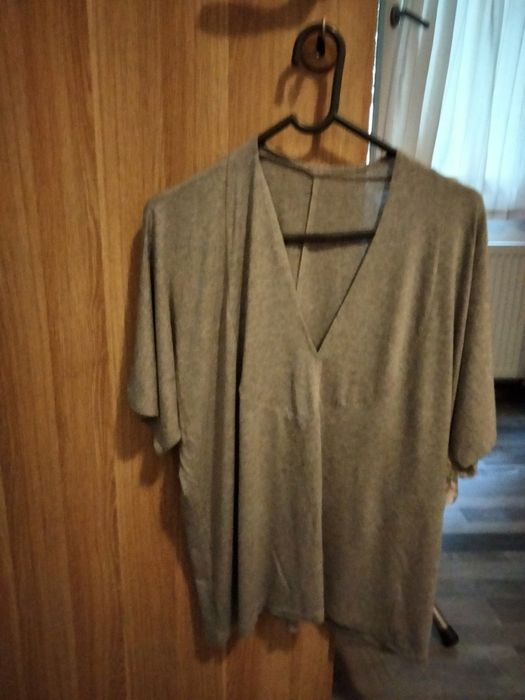 Tricouri,bluze,rochițe noi la 40 lei buc.