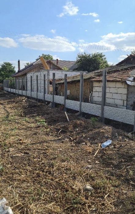 Garduri si porti din panouri stil jaluzele, sipca metalica, tabla cutata, plasa bordurata, fier forjat, BCA sau beton si alte modele disponibile