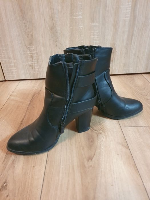 Cizmulite negre capusite marimea 38