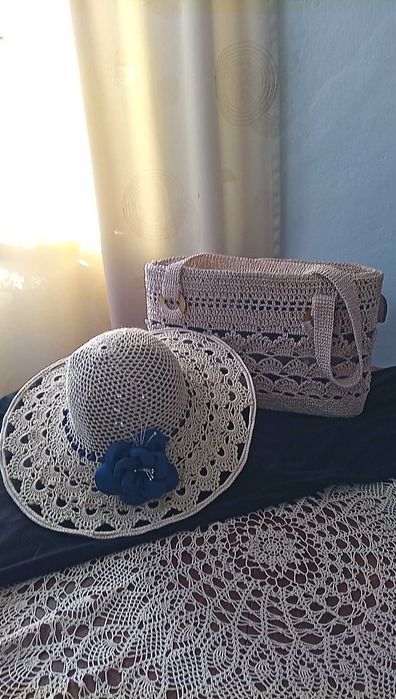 Ръчно изработени шапки и  чанти