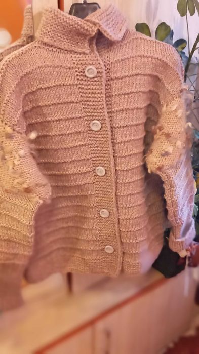 Ефектна ръчно плетена жилетка