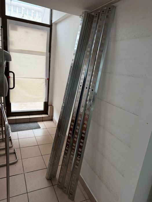 Stendere expunere haine, Busturi, Șine