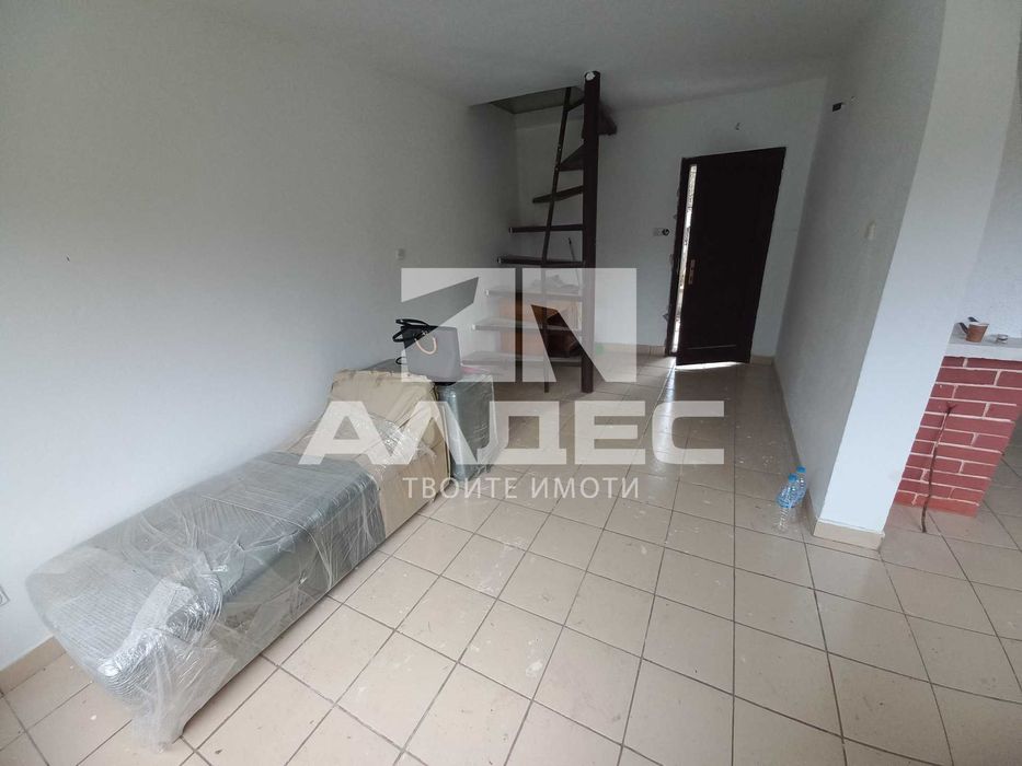 Продава се двуетажна масивна къща с двор в сл. Планиница!