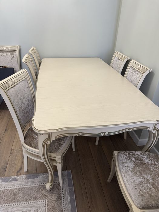 Стол со стульями для гостиной