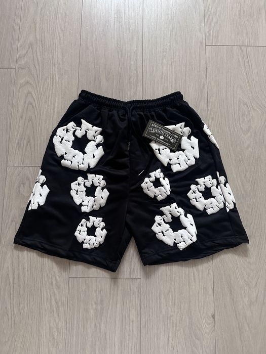 Pantaloni scurți Essentials disponibili în mai multe variante