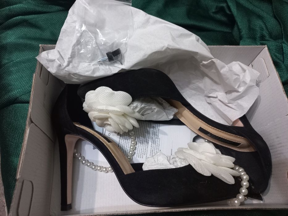 Sandale noi de ocazie, elegante , cu floare decorativa și cu lanțuri detașabile.