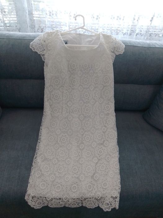 Продавам бяла дамска дантелена рокля