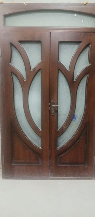 Деревянный дверь  и окно