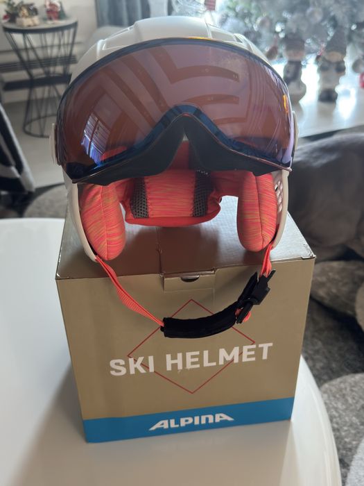 Сноуборд с автомати и каска