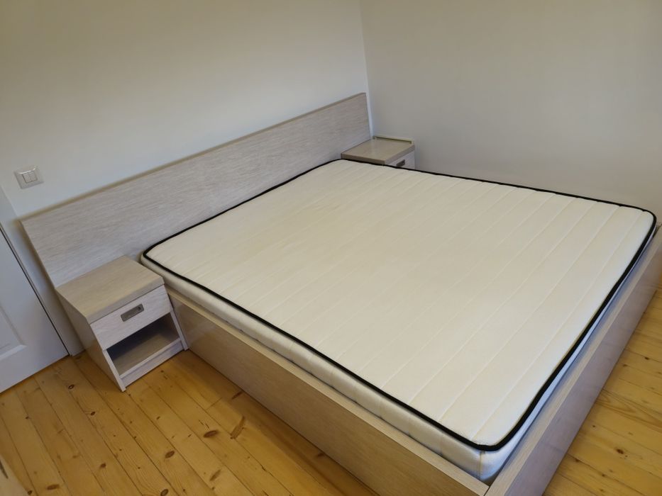 Vând pat matrimonial cu spații de depozitare + 2 comode (noptiere)