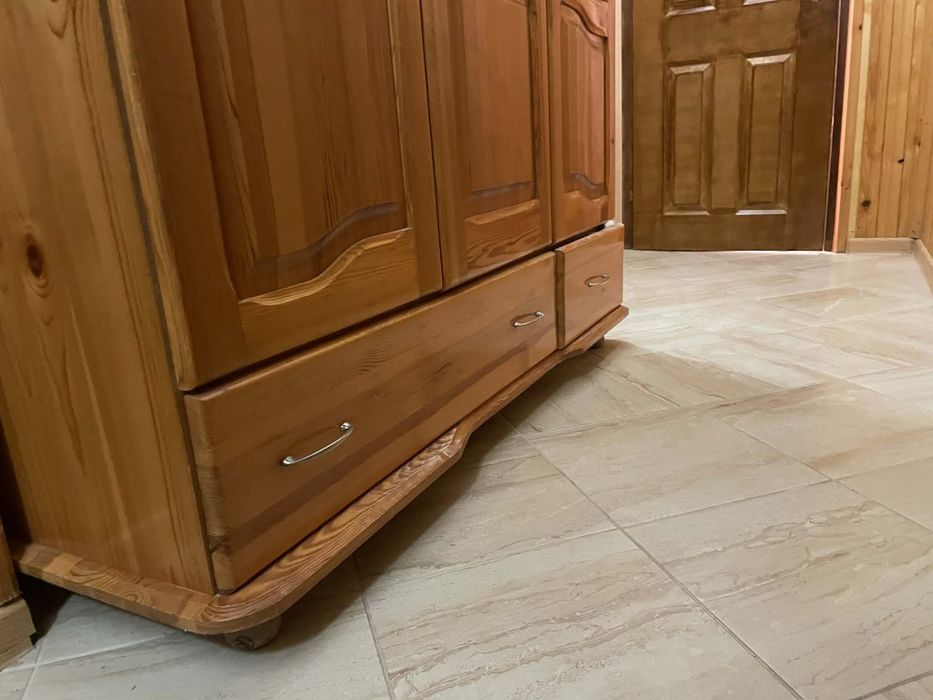 Дървен гардероб от чам