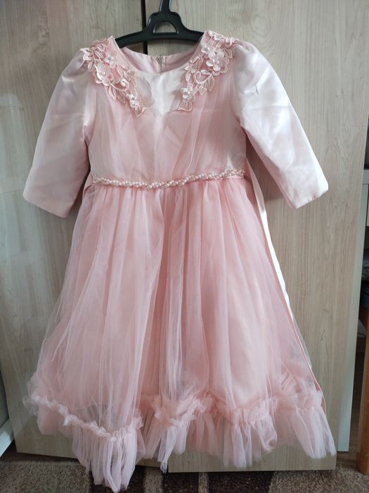Срочно продам нарядные платья для девочек