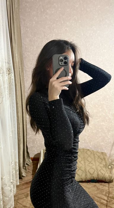 Черное платье с блёстками