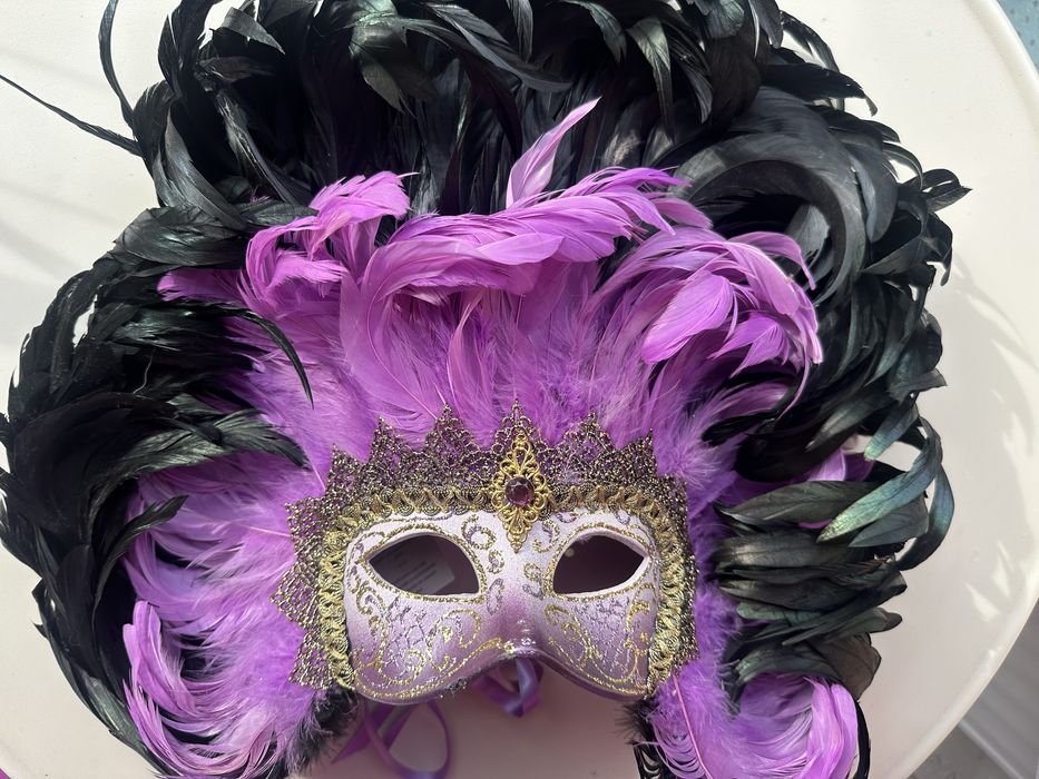 Оригинална маска с пера от Венеция