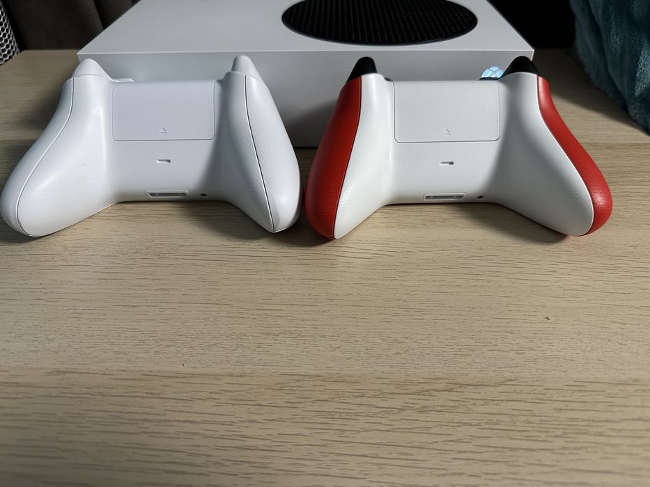 Продам XBOX series S + 2 геймпада