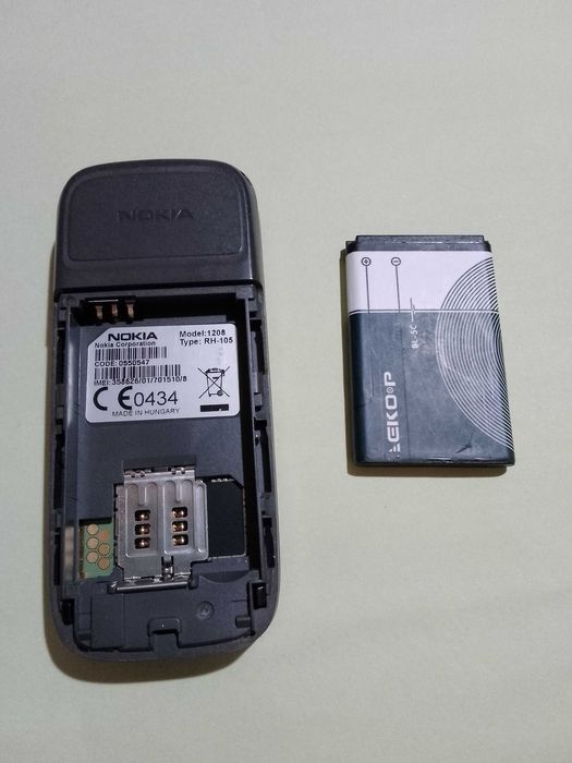 Работещ Nokia 1208 (bg меню) + кабел за зареждане
