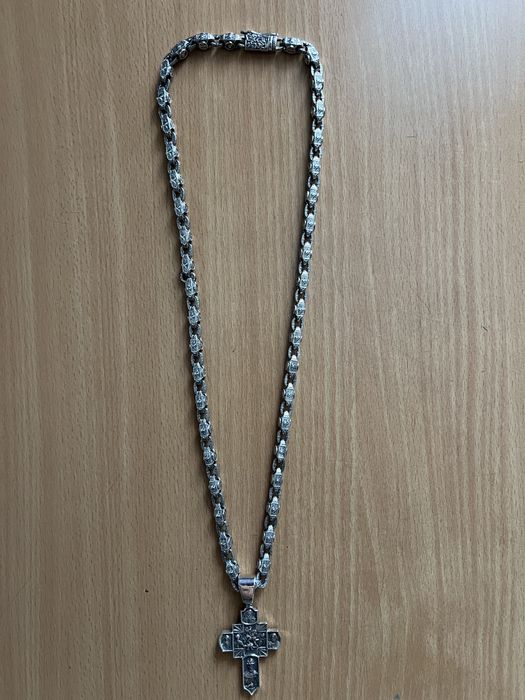 Серебряная цепь с крестом