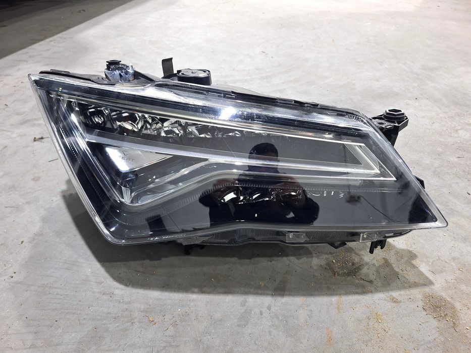 Десен фар Сеат атека