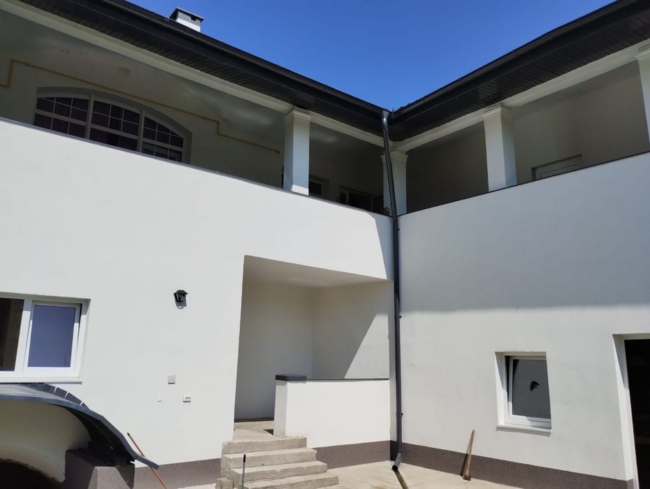 Vând apartament la casă