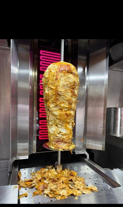 Vând rulotă de mâncare complet utilată și autorizată DSV gata de lucru