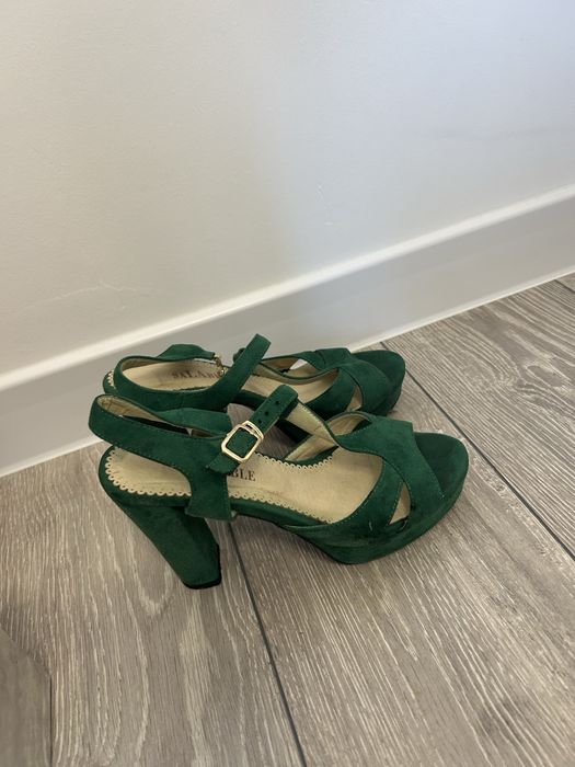 Продам босоножки