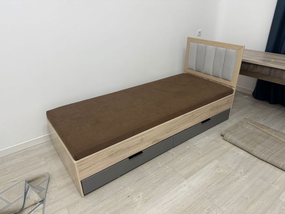 Продам 2 кровати и письменный стол на доих