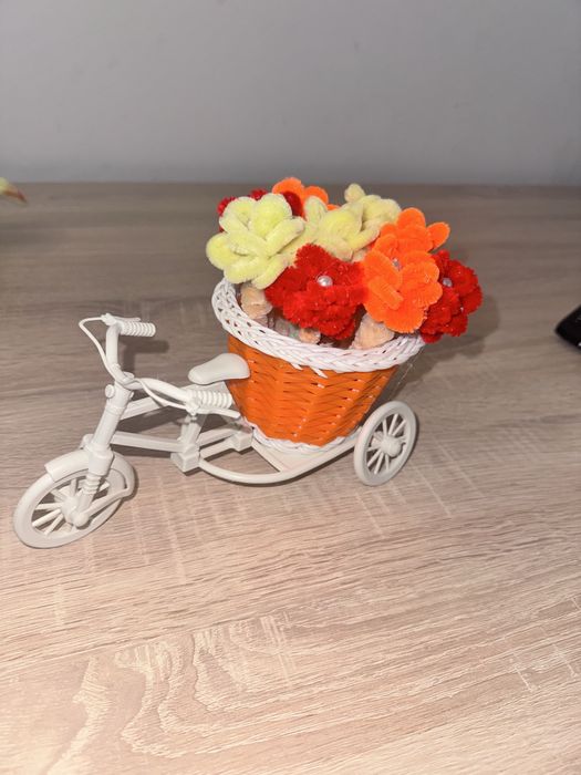 Ръчно направени цветя в колело с кошничка