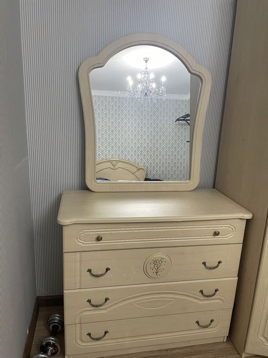 Продам комод с зеркалом