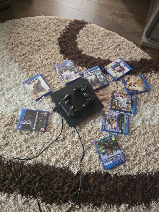 Vând Playstation 4 Slim Edition