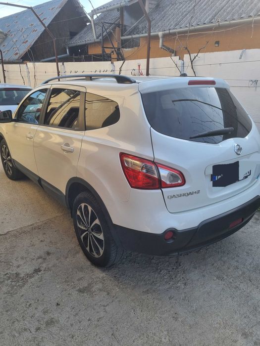 Vând Nissan Qashqai alb 5+2 130cp manuală!