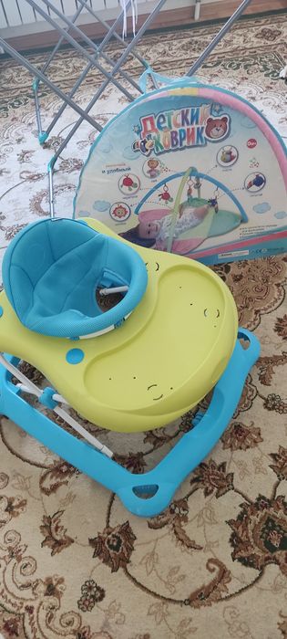 Продам ходунок и в подарок детский коврик