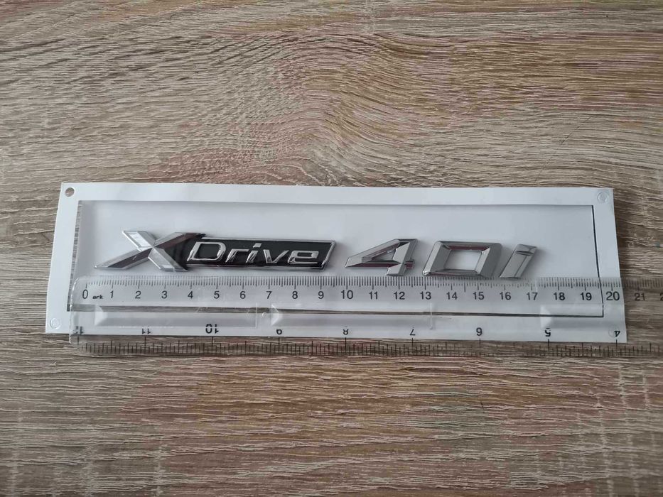 сребрист надпис BMW Xdrive 40i