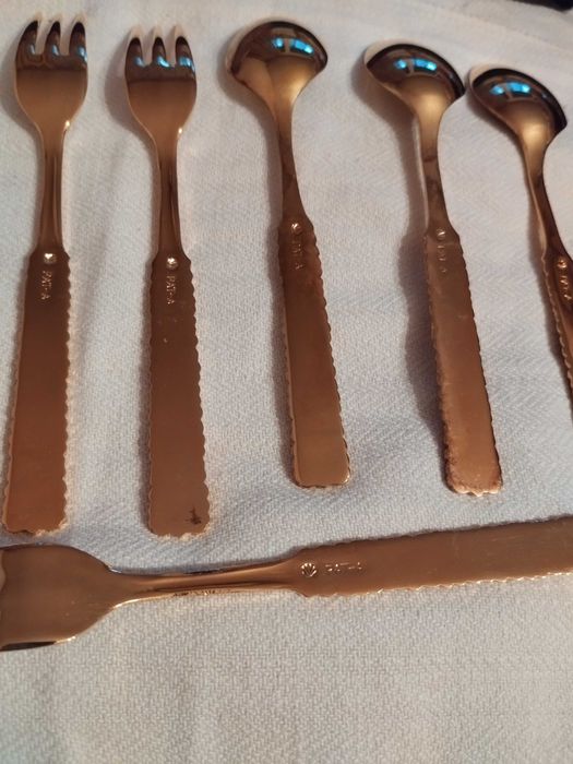 Позлатени чаени лъжички и десертни вилички