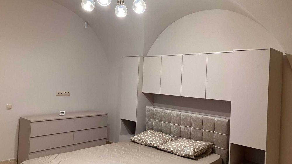 Închiriez apartament 2 camere în centrul municipiului Cluj-Napoca, într-o curte interioară, la parter, complet renovat, mobilat, ultrafinisat, 50 mp.