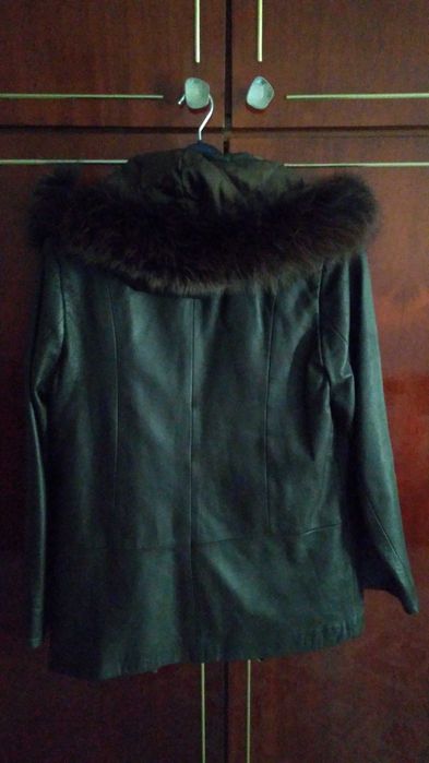 Haina din piele naturală, maro închis (negociabil).