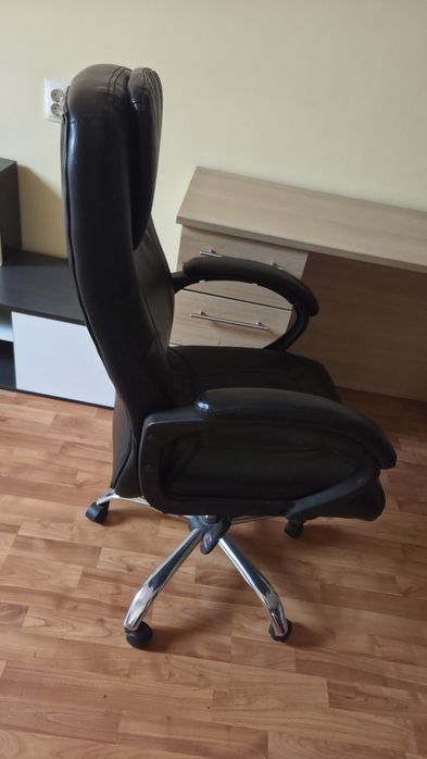 Кожен офис стол.