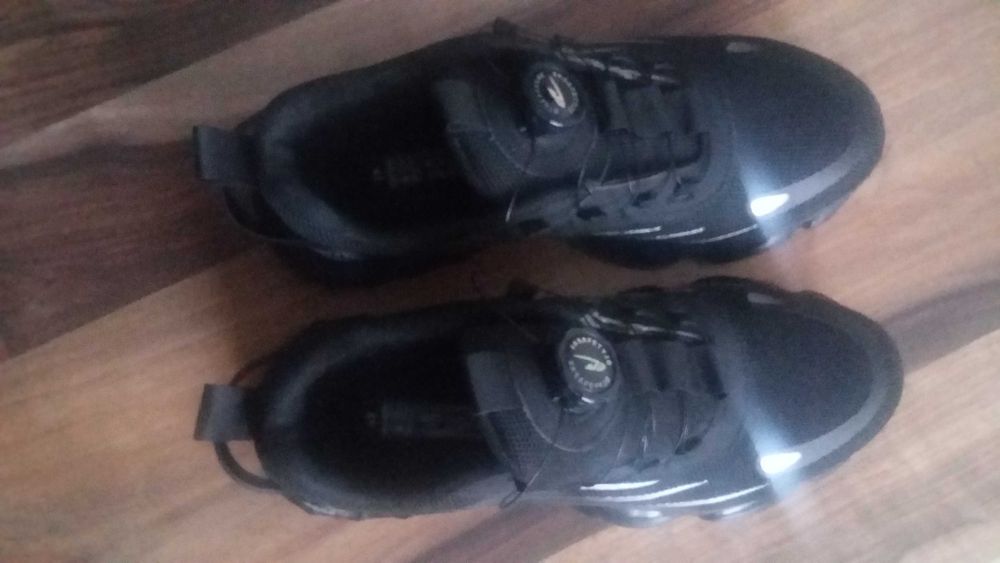 Vand adidasi este noi