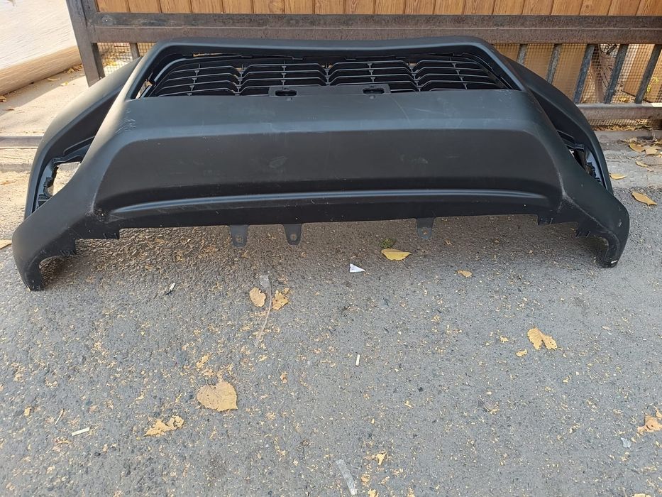 Бампер передний Toyota Hilux