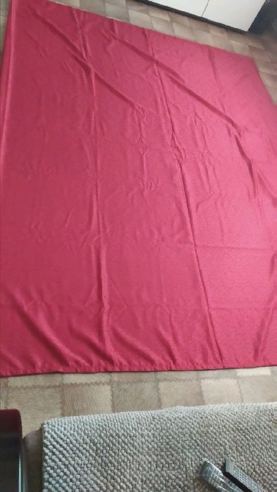 Продам шторы бордовые